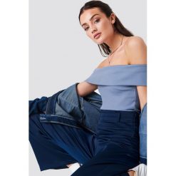 NA-KD Krótki top z odkrytymi ramionami - Blue. Niebieskie topy damskie NA-KD, bez wzorów, z dzianiny, bez kołnierzyka. Za 60,95 zł.