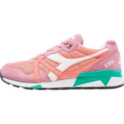 Diadora N9000 III Sneakersy niskie heather rose/coral haze/pool green. Czerwone trampki i tenisówki damskie Diadora, bez zapięcia. W wyprzedaży za 411,75 zł.