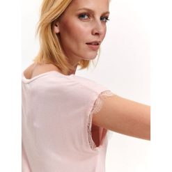 T-shirt krótki rękaw damski z koronką, gładki. Różowe t-shirty damskie w koronkowe wzory, z koronki, biznesowe. W wyprzedaży za 14,99 zł.