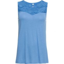 Top z koronką: must have bonprix kryształowy niebieski. Niebieskie topy damskie bonprix, w koronkowe wzory, z koronki, z okrągłym kołnierzem. Za 27,99 zł.