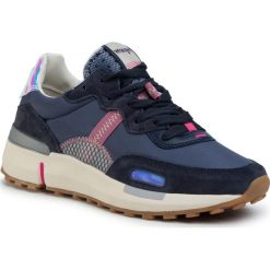 Sneakersy WRANGLER - Iconic 70 Ns WL01631A Navy 016. Niebieskie półbuty damskie Wrangler, bez wzorów, z zamszu, bez obcasa, na płaskiej podeszwie, bez zapięcia. W wyprzedaży za 269,00 zł.