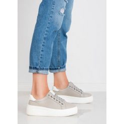 BUTY SPORTOWE NA PLATFORMIE. Buty sportowe damskie KYLIE, bez wzorów, sportowe. Za 76,90 zł.