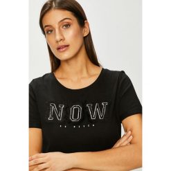 Only - Top. Białe bluzki damskie ONLY, s, z nadrukiem, z bawełny, z okrągłym kołnierzem, z krótkim rękawem. W wyprzedaży za 29,90 zł.