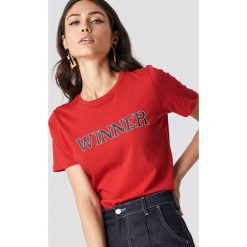 NA-KD T-shirt basic Winners - Red. Czerwone t-shirty damskie marki NA-KD, z nadrukiem, z materiału, z okrągłym kołnierzem. Za 72,95 zł.