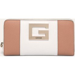 Guess Jeans - Portfel. Portfele damskie Guess Jeans, z aplikacjami, z poliesteru. Za 289,90 zł.