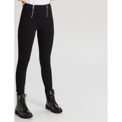 Jeansy skinny z zamkami - Czarny. Czarne jeansy damskie Cropp, bez wzorów, z jeansu. Za 89,99 zł.