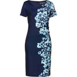 Sukienka shirtowa z nadrukiem bonprix ciemnoniebiesko-niebieski z nadrukiem. Niebieskie sukienki damskie bonprix, z nadrukiem, bez kołnierzyka, bez rękawów. Za 79,99 zł.