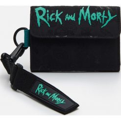 Portfel Rick and Morty z brelokiem - Czarny. Czarne portfele męskie Cropp, bez wzorów. Za 39,99 zł.