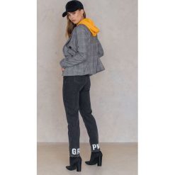 Boyfriendy damskie: Josefin Ekström for NA-KD Dżinsy GRL PWR – Black
