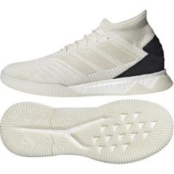 Buty halowe adidas Predator 19.1 Tr M D98056. Białe buty sportowe męskie Adidas, ze skóry, na sznurówki, do piłki nożnej. W wyprzedaży za 529,00 zł.