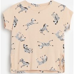 Bawełniany t-shirt ze wzorem -. T-shirty damskie Reserved, bez wzorów, z bawełny, bez kołnierzyka. Za 25,99 zł.
