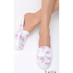 Fioletowe Klapki Zathtone. Fioletowe klapki damskie Multu, bez wzorów, bez obcasa, na koturnie. Za 19,99 zł.