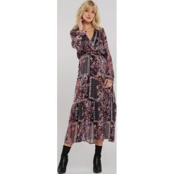 Czarna Sukienka Dombarton. Czarne sukienki damskie Renee, na imprezę, s, w paski, z tkaniny, boho, bez kołnierzyka, z długim rękawem, długie, midi, rozkloszowane. Za 139,99 zł.