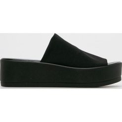 Steve Madden - Klapki Slinky. Czarne klapki damskie Steve Madden, bez wzorów, z materiału, bez obcasa, na obcasie. W wyprzedaży za 239,90 zł.