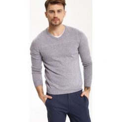 Sweter męski w serek. Szare swetry męskie Top Secret, xxl, bez wzorów, z dekoltem w serek, bez kaptura. Za 79,99 zł.