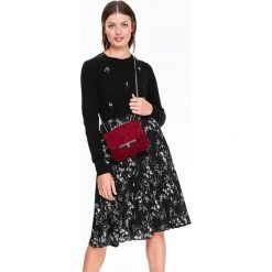 Sweter z tkaninowym odpinanym kołnierzykiem. Czarne swetry damskie Top Secret, na zimę, z haftami, z dzianiny, eleganckie, bez rękawów, bez kaptura. W wyprzedaży za 64,99 zł.