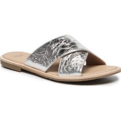 Klapki UGG - W Joni Metallic 1097209 W/Slvr. Szare klapki damskie Ugg, bez wzorów, ze skóry ekologicznej, bez obcasa, na obcasie. Za 439,00 zł.