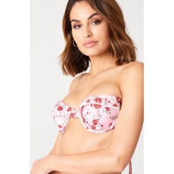 Stroje dwuczęściowe damskie: Andrea Hedenstedt x NA-KD Góra bikini z falbanką – Pink,Multicolor