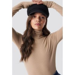 NA-KD Basic Ribbed Polo Long Sleeve Top - Beige. Brązowe topy damskie marki NA-KD Basic, bez wzorów, z golfem. Za 100,95 zł.
