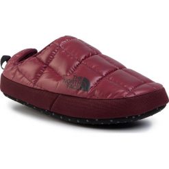 Kapcie THE NORTH FACE - Thermoball TNTMUL5 T93MKNTLJ Dpgrntrd/Tnfblk. Czerwone klapki damskie The North Face, bez wzorów, z tworzywa sztucznego, bez obcasa. W wyprzedaży za 139,00 zł.
