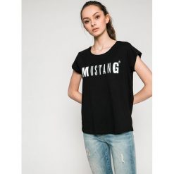 Mustang - Top. Czarne bluzki damskie Mustang, s, z nadrukiem, z bawełny, z okrągłym kołnierzem. Za 49,90 zł.