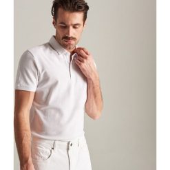 Koszulka polo regular fit - Biały. Białe koszulki męskie Reserved, s, bez wzorów, bez rękawów. Za 59,99 zł.