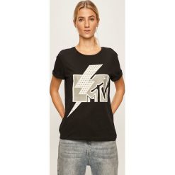 Jacqueline de Yong - T-shirt. Białe bluzki damskie Jacqueline de Yong, s, z nadrukiem, z bawełny, z okrągłym kołnierzem. W wyprzedaży za 49,90 zł.