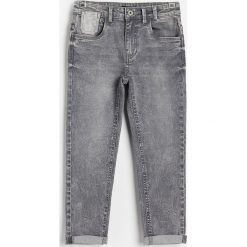 Jeansy regular fit z przetarciami - Jasny szary. Szare jeansy męskie Reserved, bez wzorów. Za 79,99 zł.