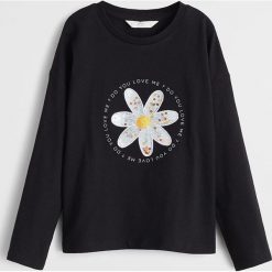 Mango Kids - Longsleeve dziecięcy Bisous 110-164 cm. Białe bluzki dziewczęce Mango Kids, z aplikacjami, z bawełny, z okrągłym kołnierzem, z krótkim rękawem, krótkie, bez kaptura. Za 59,90 zł.