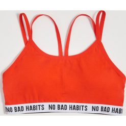 Bawełniany top z napisami - Czerwony. Czerwone topy damskie Sinsay, s, z napisami, z bawełny, bez kołnierzyka. Za 19,99 zł.