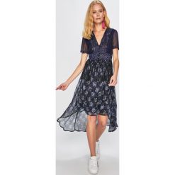 Desigual - Sukienka. Niebieskie sukienki damskie Desigual, na co dzień, bez wzorów, z poliesteru, casualowe, z asymetrycznym kołnierzem, z krótkim rękawem, krótkie, mini, asymetryczne. Za 549,90 zł.