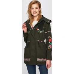 Desigual - Parka. Zielone kurtki damskie Desigual, z haftami, z bawełny, długie, z kapturem. W wyprzedaży za 449,90 zł.
