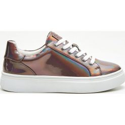 Sneakersy holo - Wielobarwny. Szare sneakersy damskie Cropp. W wyprzedaży za 29,99 zł.