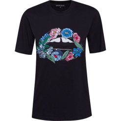 T-shirt MARKUS LUPFER EMBROIDERED FLOWER LIP Print|Czarny. Czarne t-shirty damskie Markus Lupfer, z aplikacjami, z bawełny, klasyczne, z okrągłym kołnierzem. W wyprzedaży za 500,00 zł.