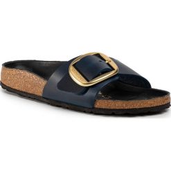 Klapki BIRKENSTOCK - Madrid Big Buckle 1012361 Insignia Blue. Niebieskie klapki damskie Birkenstock, z aplikacjami, ze skóry, bez obcasa. Za 419,00 zł.