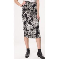 Czarna Spódnica Tracing. Czarne spódniczki damskie Born2be, xl, bez wzorów, z dzianiny, midi. Za 29,99 zł.