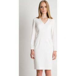 Sukienka ecru w długimi rozkloszowanymi rękawami BIALCON. Sukienki damskie BIALCON, na co dzień, bez wzorów, eleganckie, z dekoltem w serek, z długim rękawem, długie, rozkloszowane. W wyprzedaży za 143,00 zł.