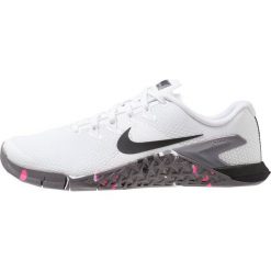 Nike Performance METCON 4 Obuwie treningowe white/black/gunsmoke/pink blast. Białe buty sportowe damskie marki Nike Performance, bez wzorów, z tworzywa sztucznego, sportowe. Za 549,00 zł.