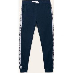 Guess Jeans - Spodnie dziecięce 118-175 cm. Niebieskie spodnie chłopięce Guess Jeans, z aplikacjami, z bawełny, casualowe. Za 129,90 zł.