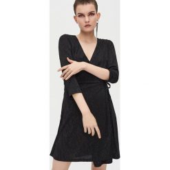 Kopertowa sukienka mini z wiązaniem - Czarny. Czarne sukienki damskie Cropp, s, bez wzorów, bez kołnierzyka, bez rękawów, mini, kopertowe. W wyprzedaży za 29,99 zł.