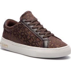 Sneakersy DKNY - Court K2047881 Brown. Pomarańczowe półbuty damskie DKNY, bez wzorów, ze skóry, eleganckie, bez obcasa, na płaskiej podeszwie, na sznurówki. Za 429,00 zł.