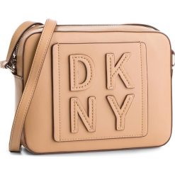 Torebka DKNY - Tilly Stk R84EQ974 Latte LAT. Brązowe torebki klasyczne damskie DKNY, bez wzorów, ze skóry ekologicznej, bez dodatków. W wyprzedaży za 389,00 zł.