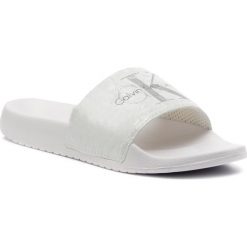 Klapki CALVIN KLEIN JEANS - Chantal RE9855 White. Białe klapki damskie Calvin Klein Jeans, bez wzorów, z jeansu, bez obcasa. Za 309,00 zł.