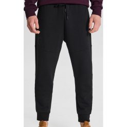 Spodnie dresowe basic - Czarny. Czarne spodnie męskie Cropp, s, bez wzorów, z dresówki. Za 69,99 zł.