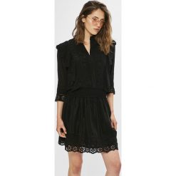 Scotch & Soda - Sukienka. Czarne sukienki damskie Scotch & Soda, na co dzień, s, z haftami, z bawełny, casualowe, ze stójką, bez rękawów, proste. W wyprzedaży za 429,90 zł.
