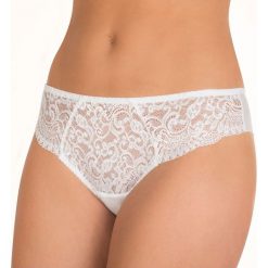 Brazyliany w kolorze białym. Białe stringi damskie NIKOL DJUMON, w koronkowe wzory, z koronki. W wyprzedaży za 59,95 zł.
