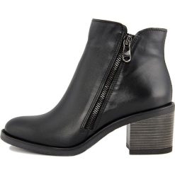 Skórzane botki w kolorze czarnym. Czarne botki damskie Bluetag, Gusto, bez obcasa, na obcasie, bez zapięcia. W wyprzedaży za 285,95 zł.