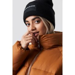 Calvin Klein Czapka J Calvin Klein W - Black. Czarne czapki zimowe damskie Calvin Klein, z aplikacjami, z dzianiny. Za 181,95 zł.