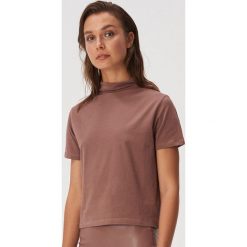Bawełniany t-shirt z luźnym golfem - Fioletowy. Fioletowe t-shirty damskie Sinsay, s, bez wzorów, z bawełny, z golfem. Za 19,99 zł.