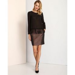 BLUZKA DŁUGI RĘKAW. Czarne bluzki damskie Top Secret, z aplikacjami, z tkaniny, eleganckie, z dekoltem na plecach, z długim rękawem. W wyprzedaży za 29,99 zł.